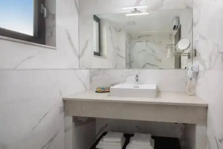 Ellure Luxury Suites - 17