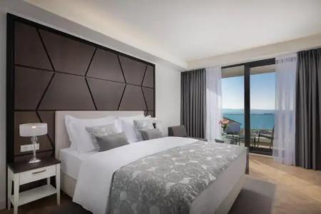 Ellure Luxury Suites - 23