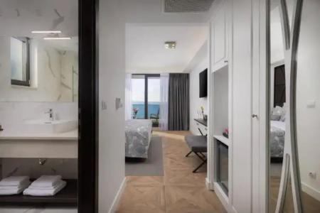 Ellure Luxury Suites - 2