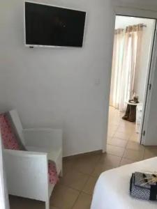 Elena Studios & Suites - 5