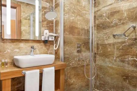 Ramada by Wyndham - 8