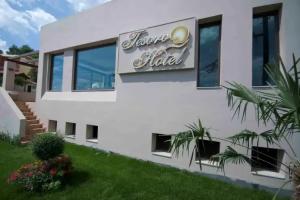 Hotel Tesoro, Nikiana