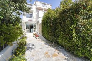 Agnadi Suites, Nikiana