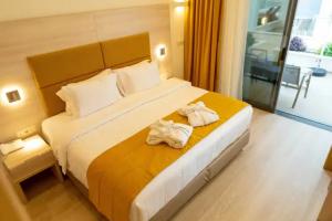 Mirror Hotel, Polykhrono