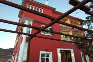 Karavos Hotel, Portaria