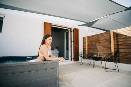 Mesanto Luxury Suites - 110