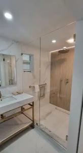 Green Island Inn - 66