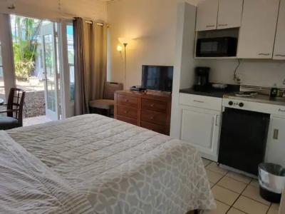 Green Island Inn - 50