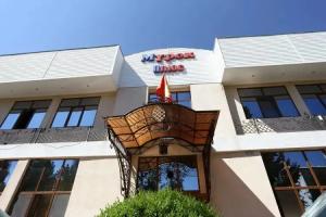 Murok plyus Pansionat, Basteri