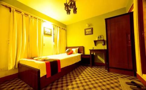 Vajra Guest House & Restaurant - 3