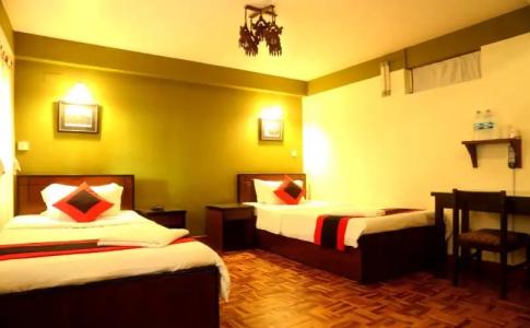 Vajra Guest House & Restaurant - 4