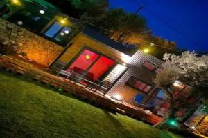 Tiny Hotel, Bademli