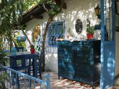 Bakkhos Guesthouse - 14
