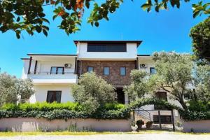 Beyaz Konak Gure, Akcay