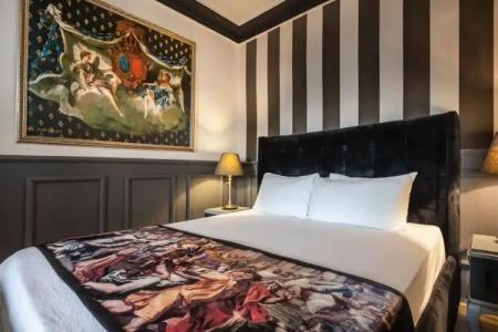 Art & Interiors - 24