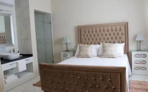 100 Boutique Living - 36