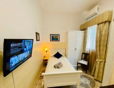 The Maltese Sun - 19