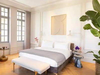 The Dolli at Acropolis, A to Live - 100