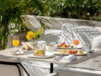 The Dolli at Acropolis, A to Live - 14