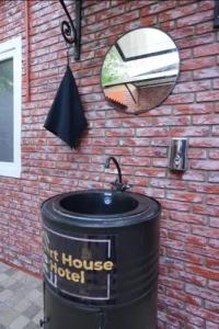 Art House Mini-Hotel - 4