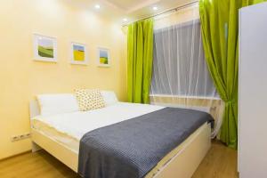 Vertolet Hostel, Fenina
