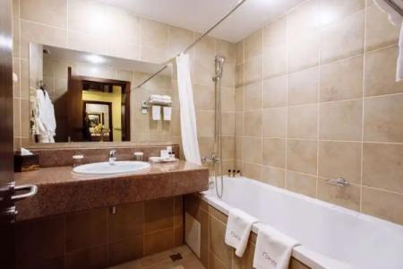 DoubleTree by Hilton - 73