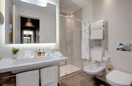 Singer Palace Roma - 80