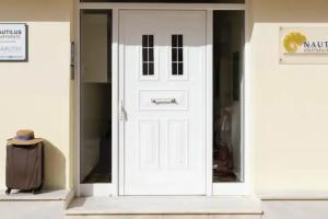 Nautilus Apartments Airport by Airstay, Artemida