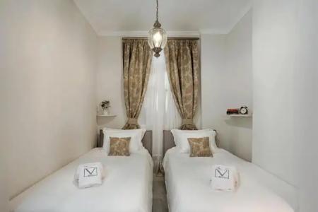 V1935 Luxurious Apartments - 1