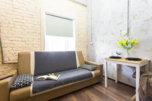 Guests Love on Vosstaniya ploshchad'