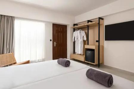 Costa Lindia Beach - 105