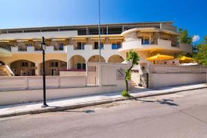 Neikos Luxury Suites, Hanioti