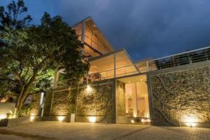 18 Faces with Free Drop Off to Galle Fort by TukTuk, Galle