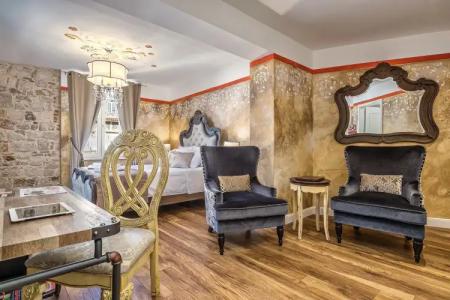 Plaza Marchi Old Town - Mag Quaint & Elegant Boutiques - 18