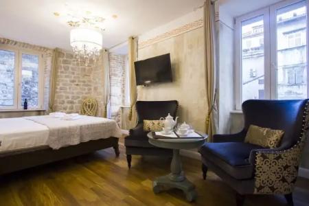 Plaza Marchi Old Town - Mag Quaint & Elegant Boutiques - 60