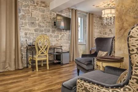 Plaza Marchi Old Town - Mag Quaint & Elegant Boutiques - 1