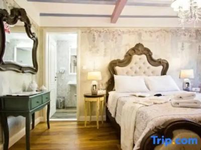 Plaza Marchi Old Town - Mag Quaint & Elegant Boutiques - 211