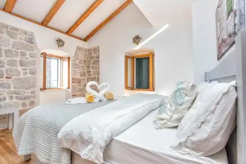 Villa Lastva is a Five Star Seafront Luxury Villa with Privite Pool - 12