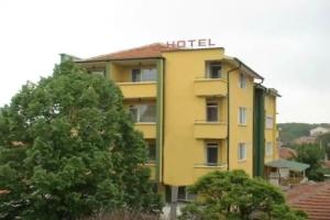 Hotel Triumph, Eni Zagra
