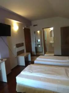 Roots & Wine Bar - 19