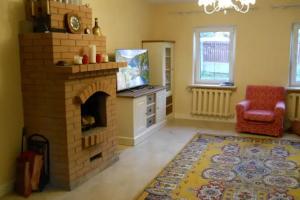 S Kaminom Na Beregu Reki Private House