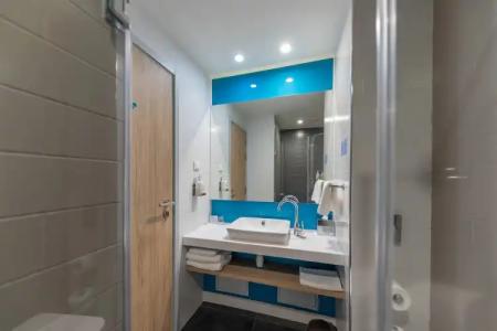 Holiday Inn Express - 75