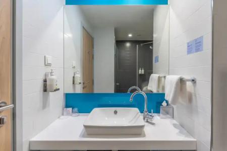 Holiday Inn Express - 53