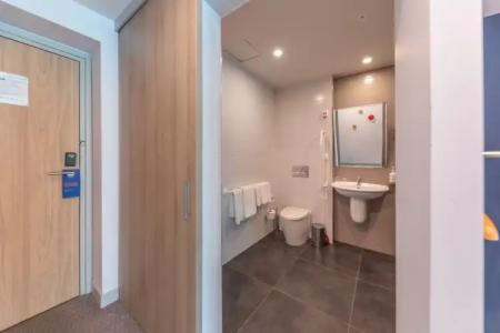 Holiday Inn Express - 60