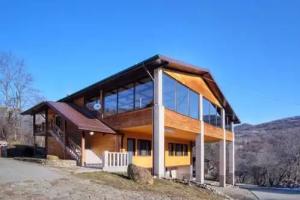 Veriyut Hotel, Nikitin