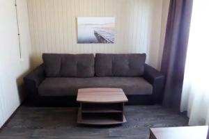 Ostrov Kolochnyi, Karalat