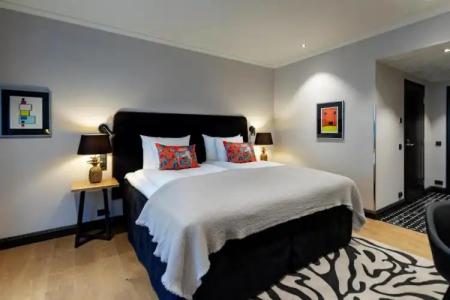 U14, Autograph Collection - 23