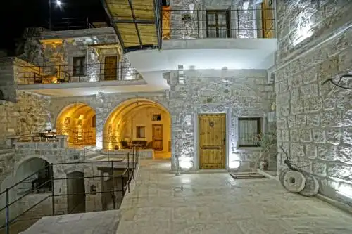 Risus Cave Suites - 0