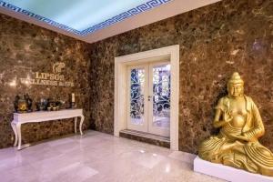 VUNI PALACE LUXURY RESORT & Beach Club & Casino