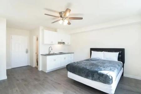 LA Royal Viking Apartments - 43